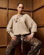 Tailor Made Round neck roses – Beige