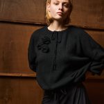 Tailor Made Round neck roses – Black