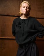 Tailor Made Round neck roses – Black